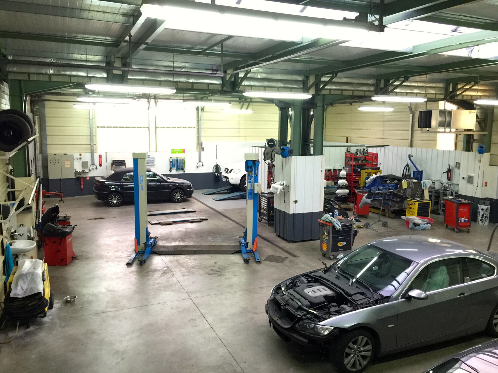 Un atelier moderne équipé pour la carrosserie automobile.