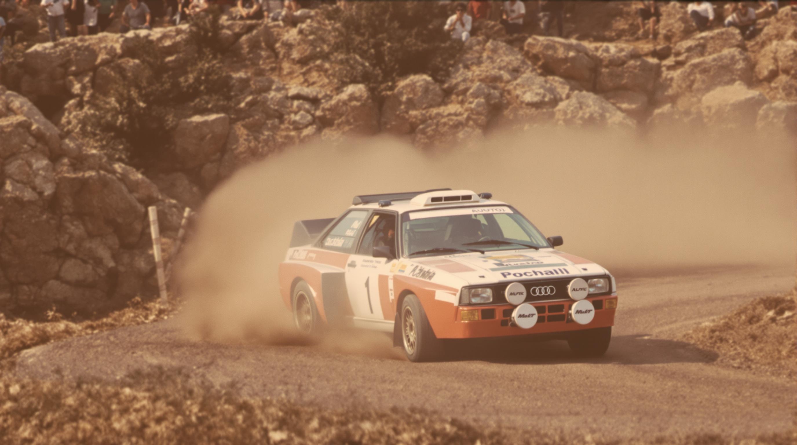 Audi Quattro en action lors d’un rallye historique.