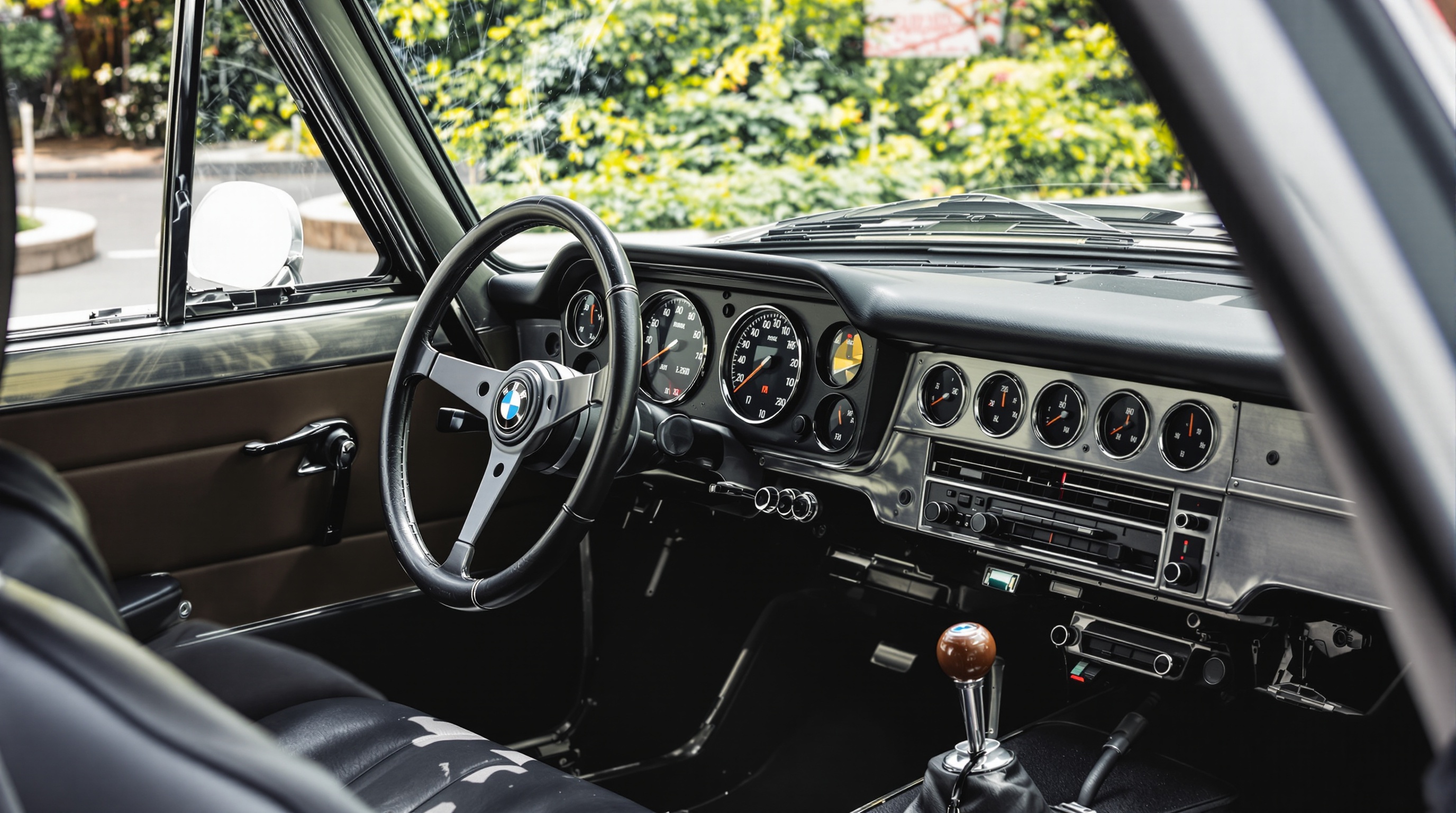 Habitacle minimaliste et fonctionnel de la BMW 3.0 CSL