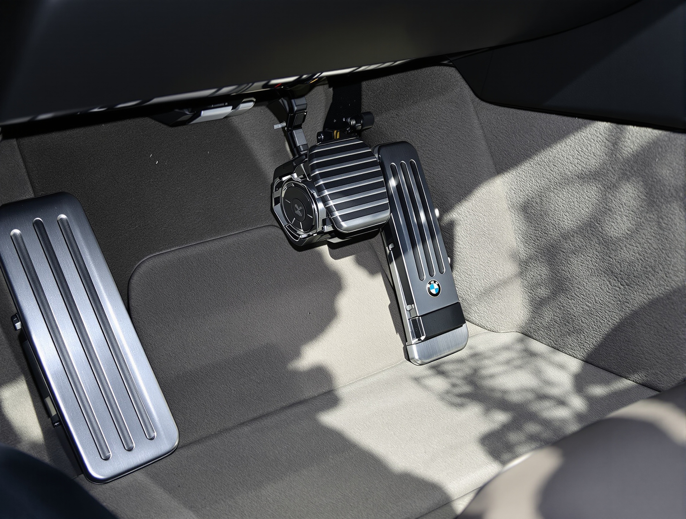 Pédalier BMW 850i V12, détail sur l’accélérateur électronique drive-by-wire, technologie innovante années 90.