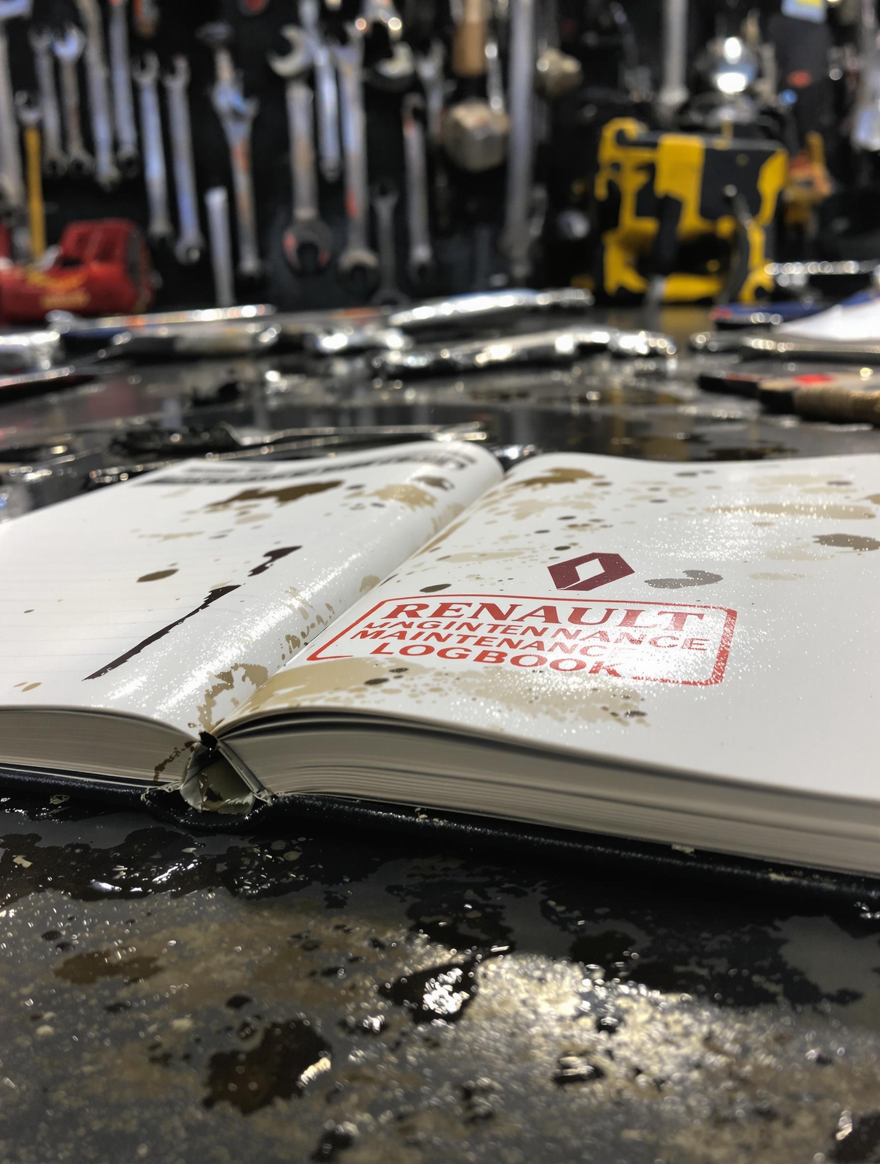carnet d’entretien moteur Renault atelier traces graisse outils