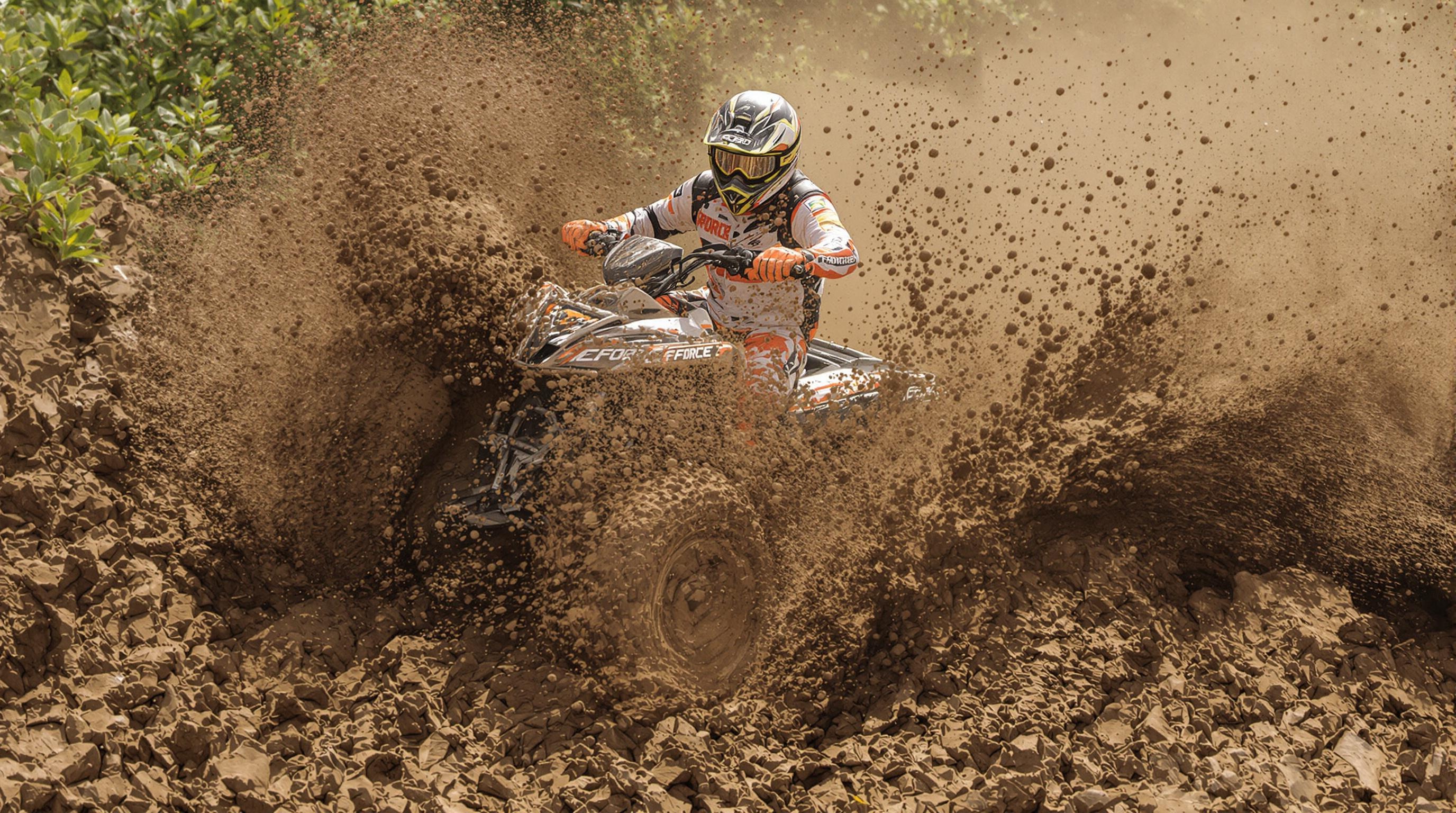 CFORCE 600 sur terrain boueux, pneus Mud Gear Lite en action, motricité impressionnante