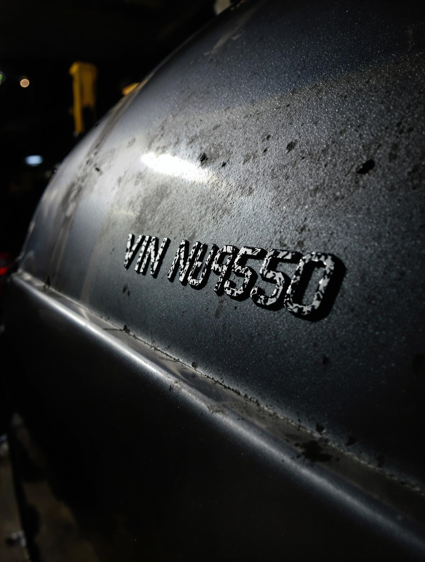 gros plan numéro VIN gravé sur une carrosserie