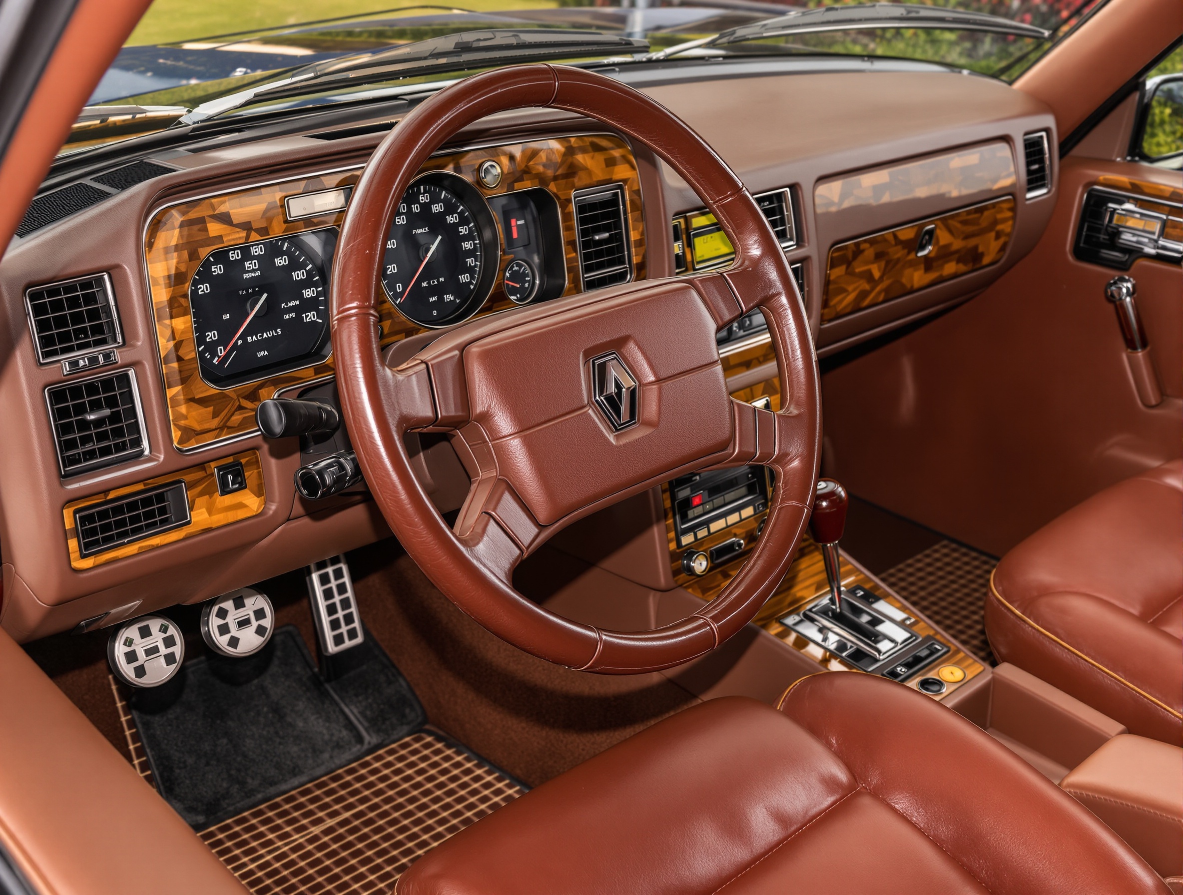 Cockpit Renault 25 Baccara luxe – cuir et boiseries