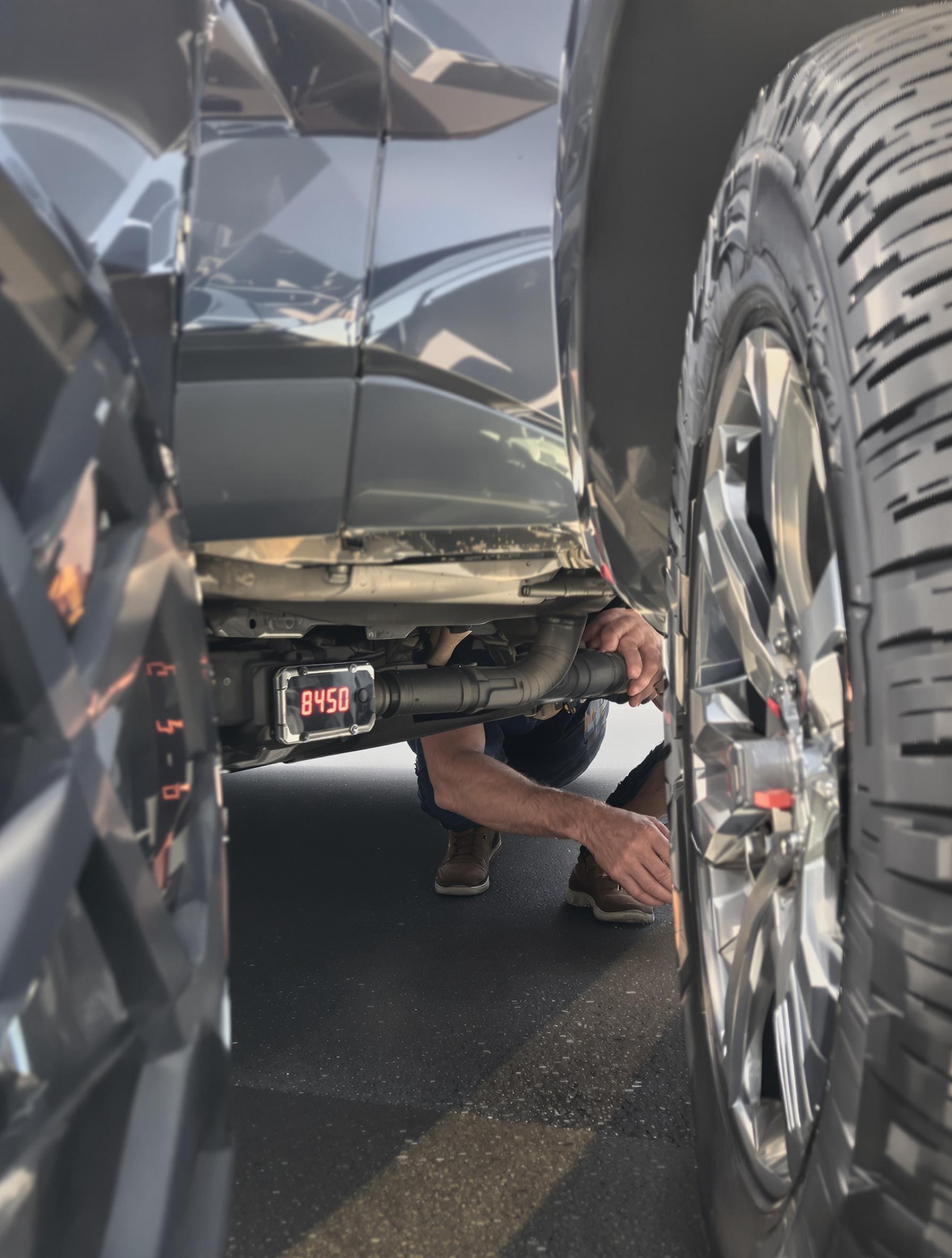 Inspection complète d'une voiture pour détecter des anomalies.