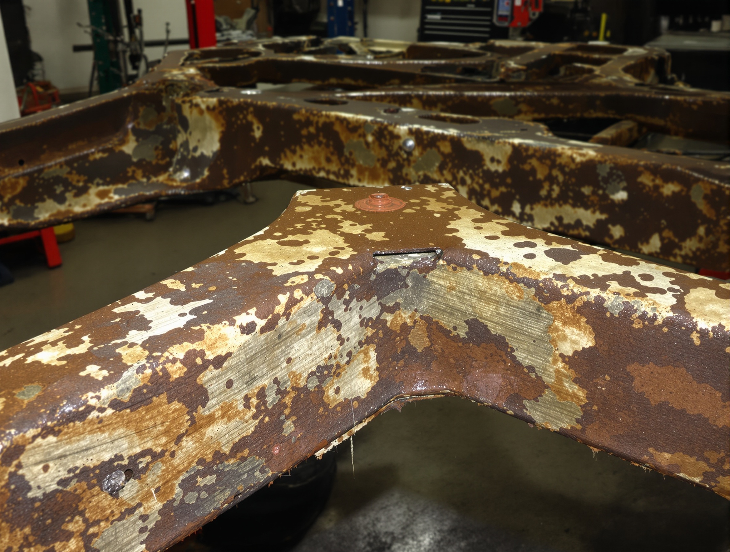 Corrosion perforante sur longeron, défaut critique sur utilitaire Citroën ancien.