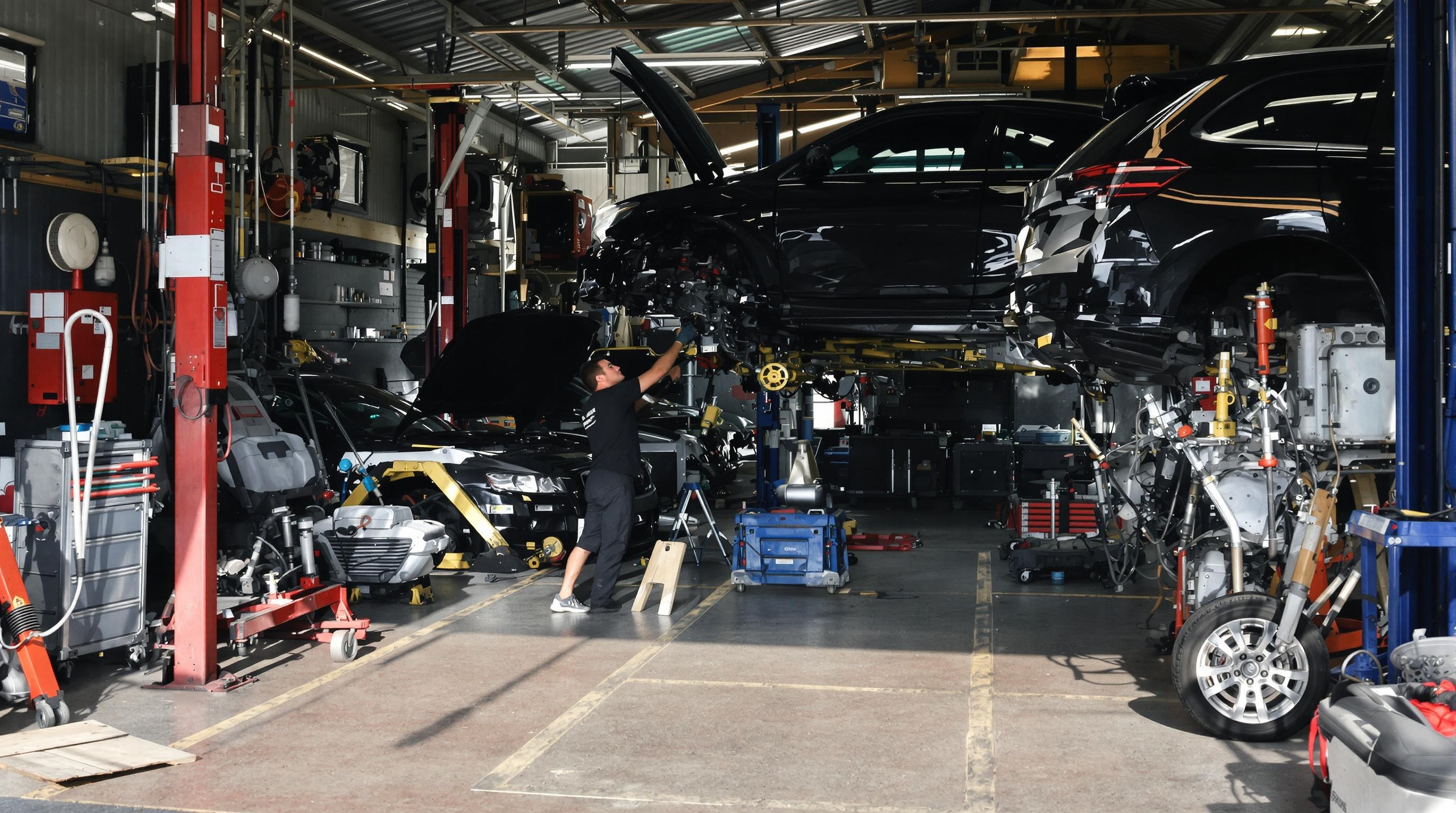 Garage typique avec des voitures en réparation