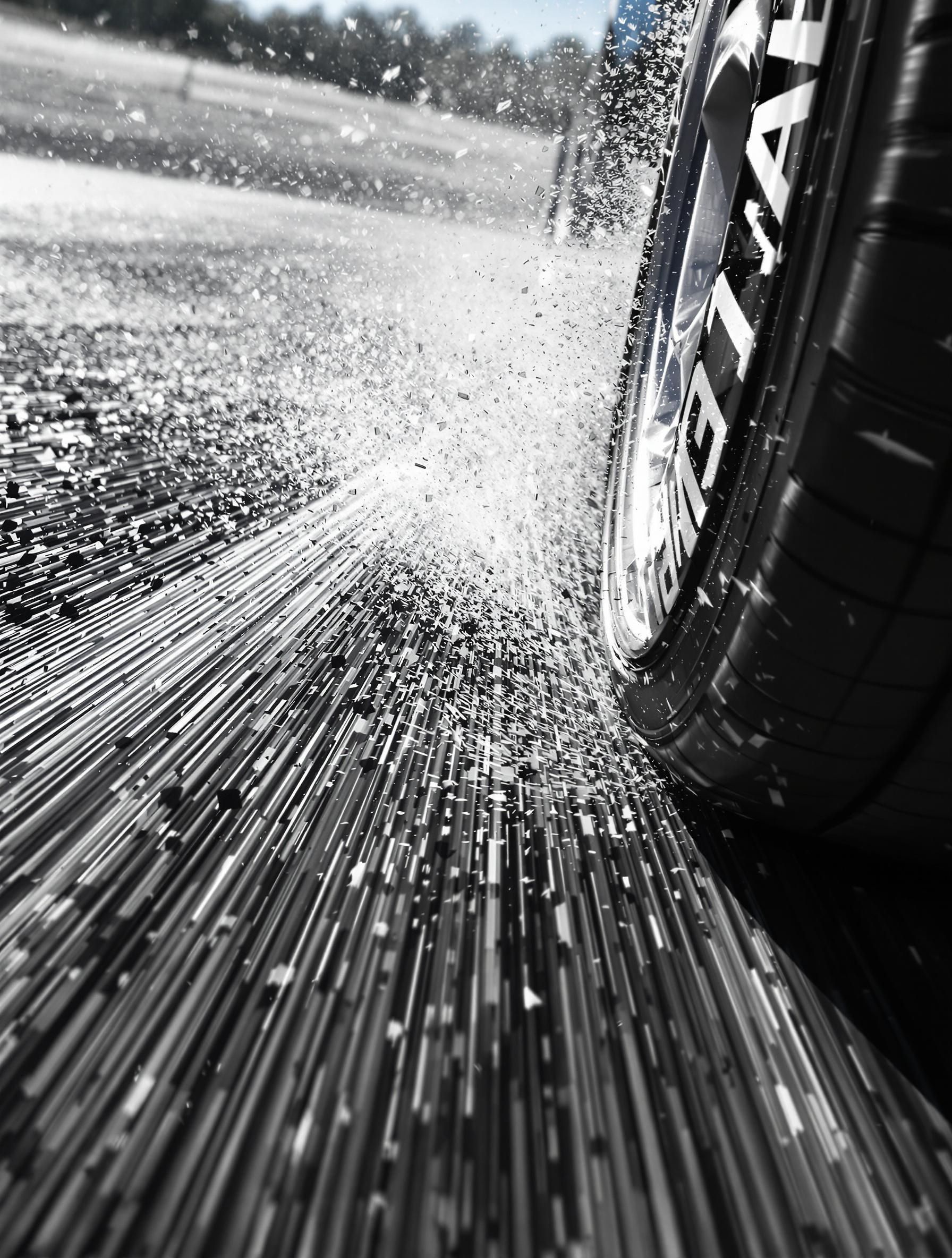 Gros plan du profil du Hankook Ventus Prime 4 en virage à haute vitesse, gomme cramponnée sur l’asphalte.