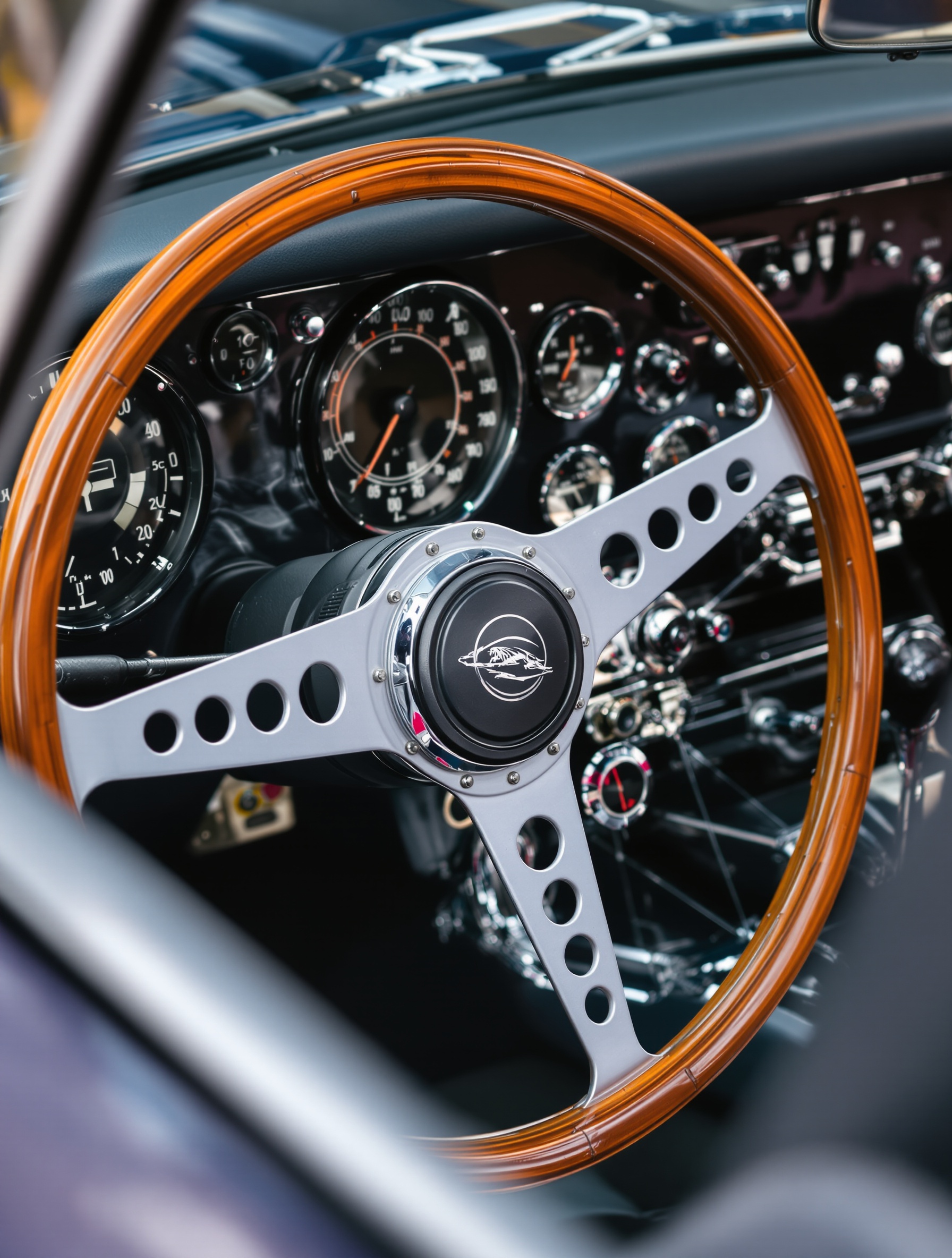 Volant bois d’origine et jantes à rayons chromées sur Jaguar Type E