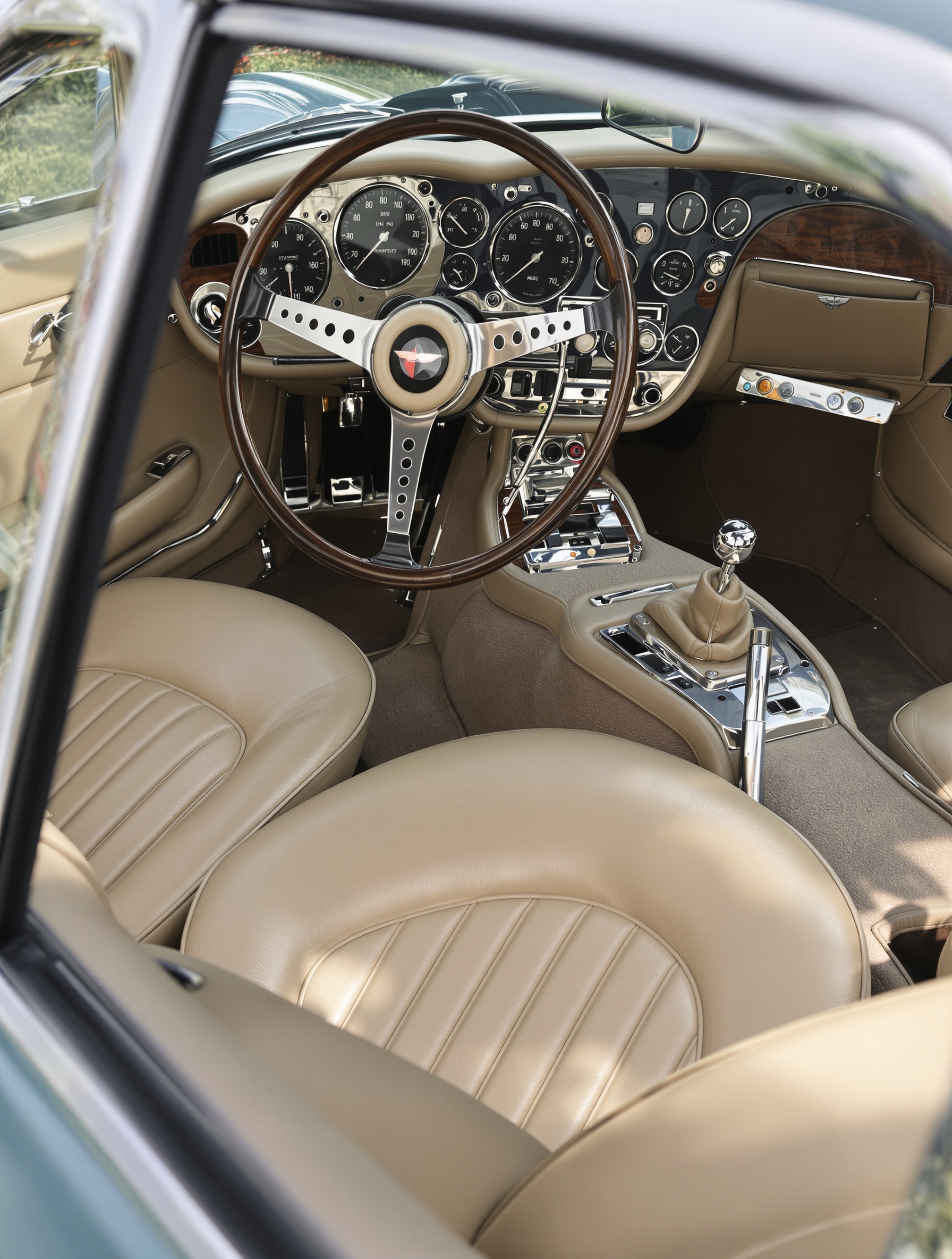 Habitacle Aston Martin DB2 cuir Conolly luxueux cockpit sport