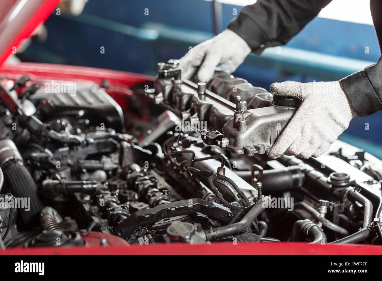 Illustration d'un mécanicien effectuant un entretien préventif sur un moteur diesel Peugeot.