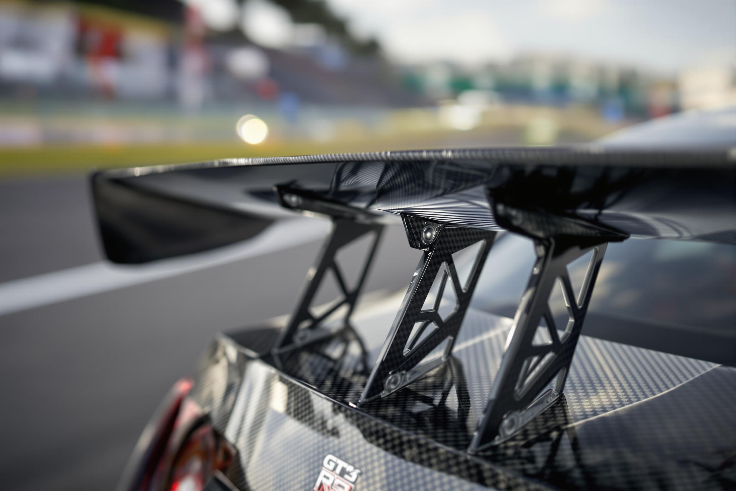 Aileron mobile et diffuseur en carbone de la Nissan GT-R Nismo