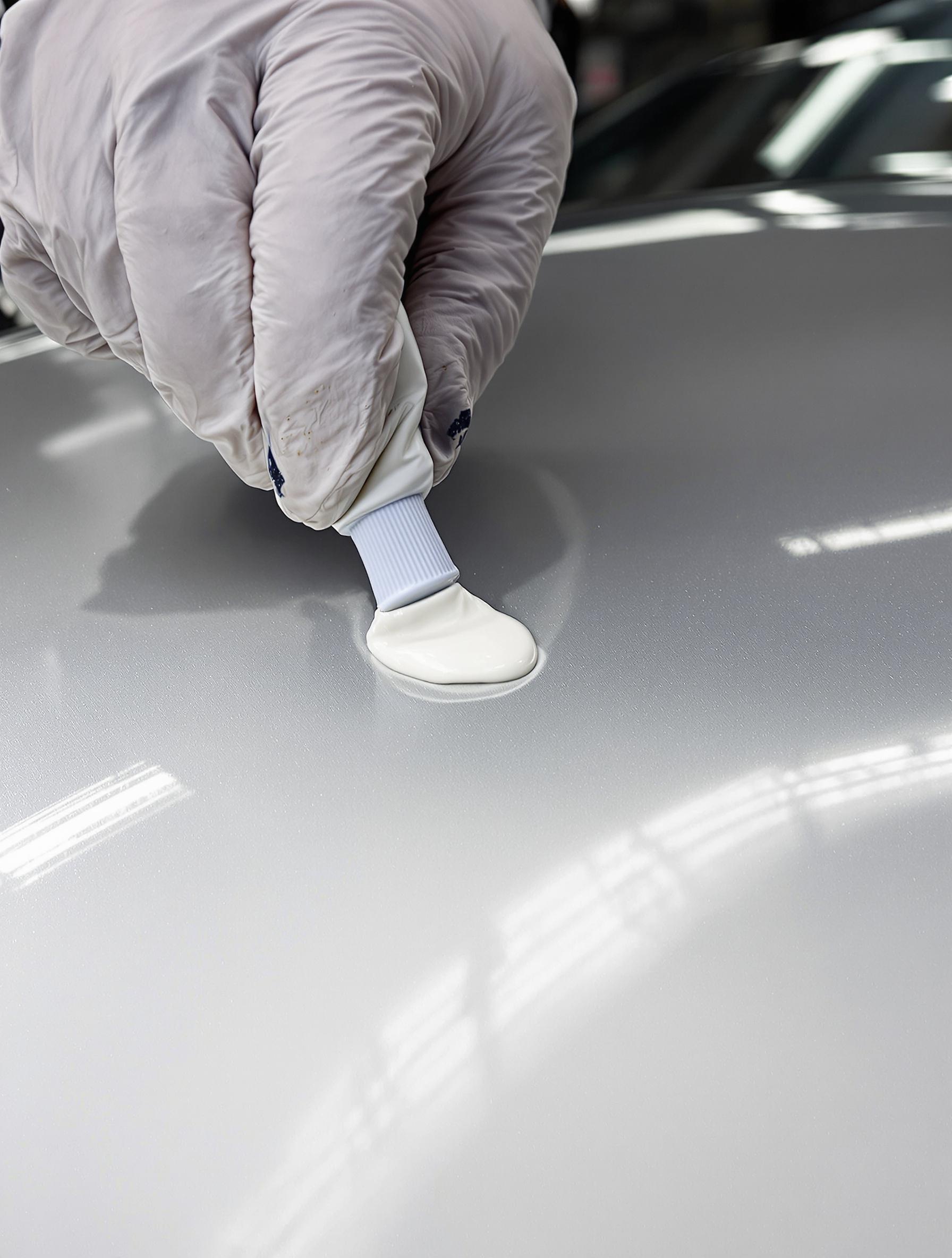 Application contrôlée dentifrice micro-rayure carrosserie garage français