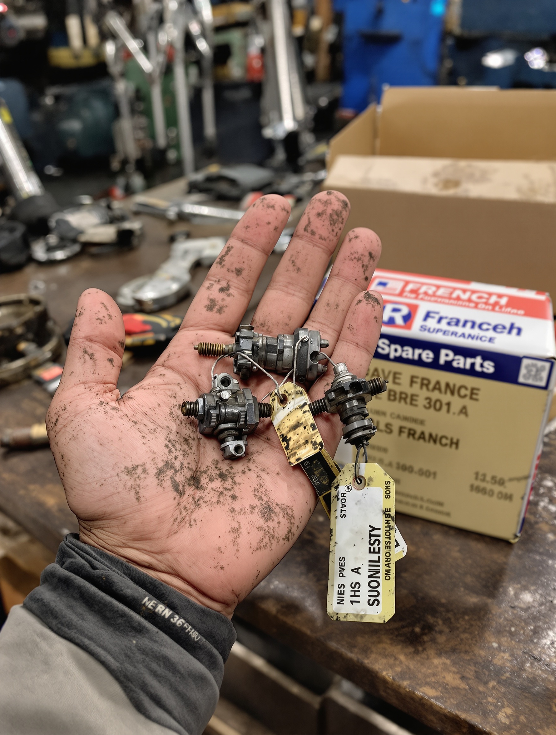 main tenant pièces usagées boite neuve atelier mécanique