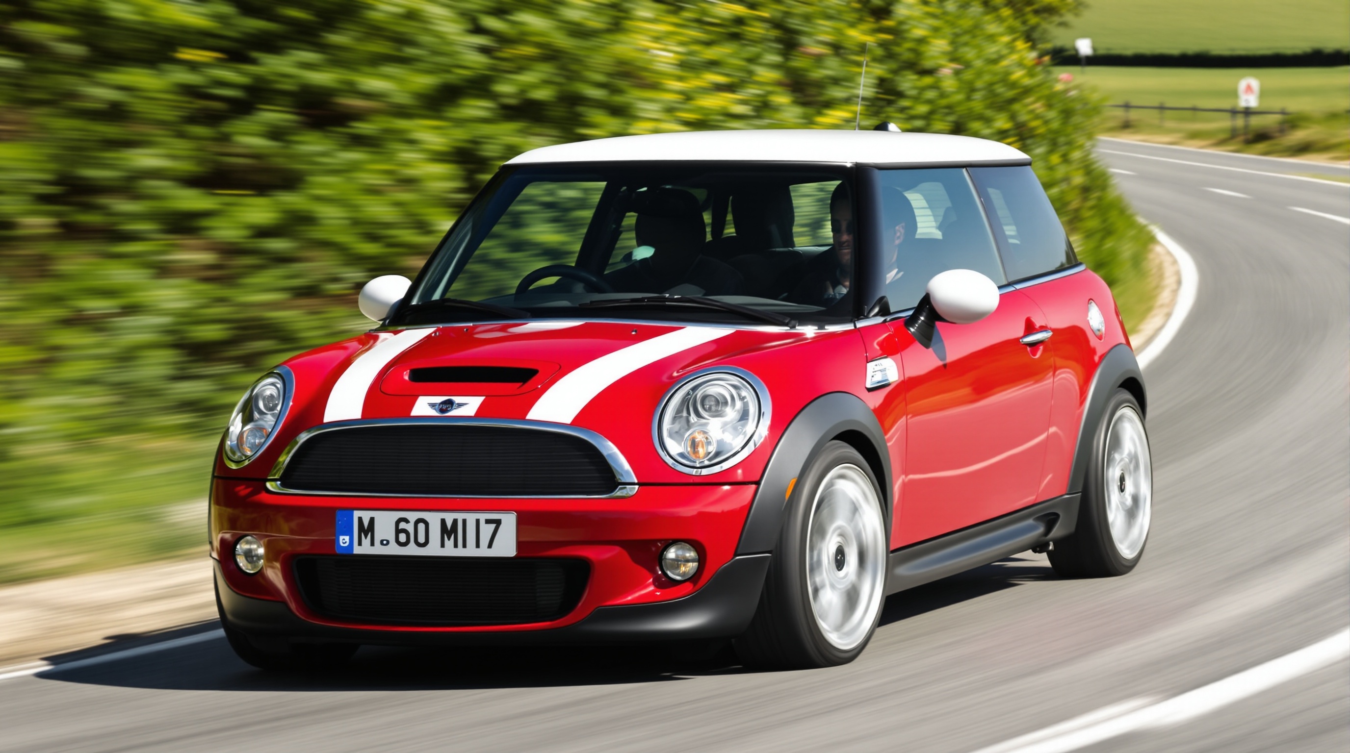 Mini Cooper S R56 rouge bandes blanches dans un virage campagne go-kart feeling