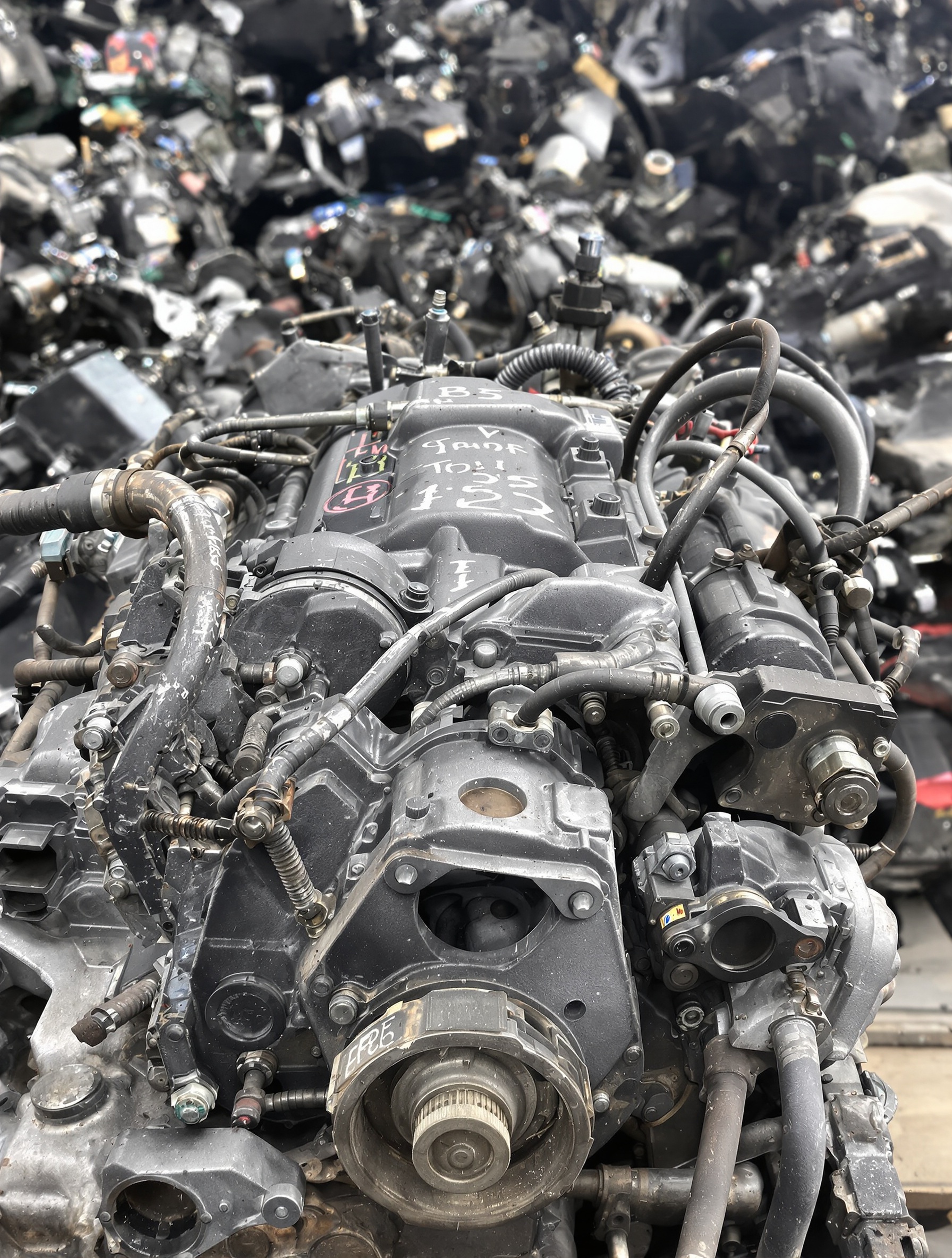 moteur d'occasion marqué à la craie dans une casse auto à Toul