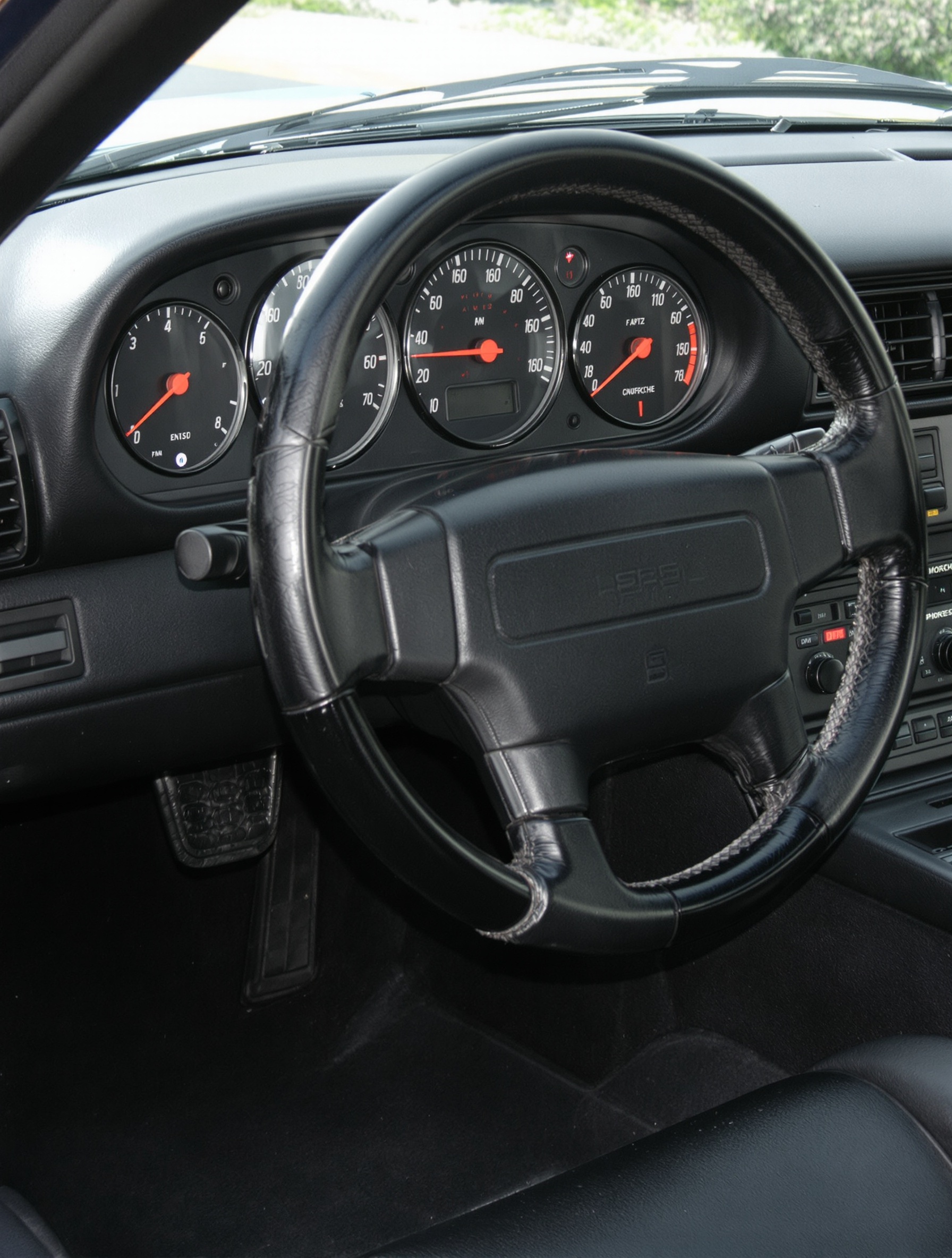 Planche de bord Porsche 944 S2 cockpit années 80