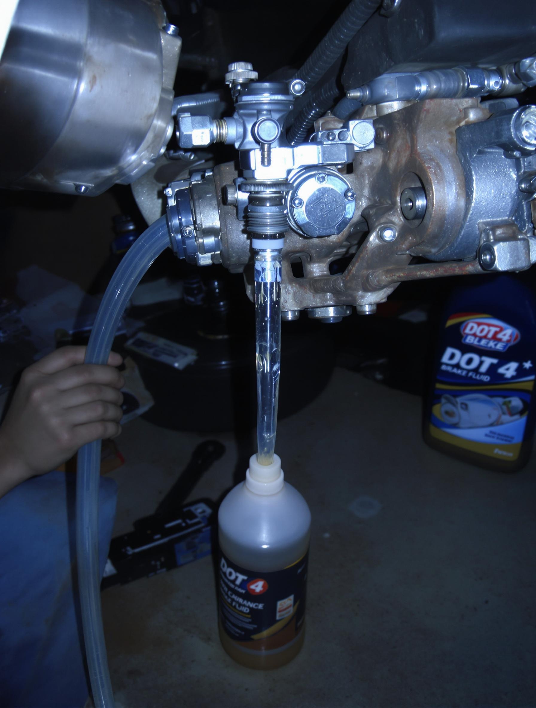 purge liquide frein garage amateur bidon DOT 4 durite