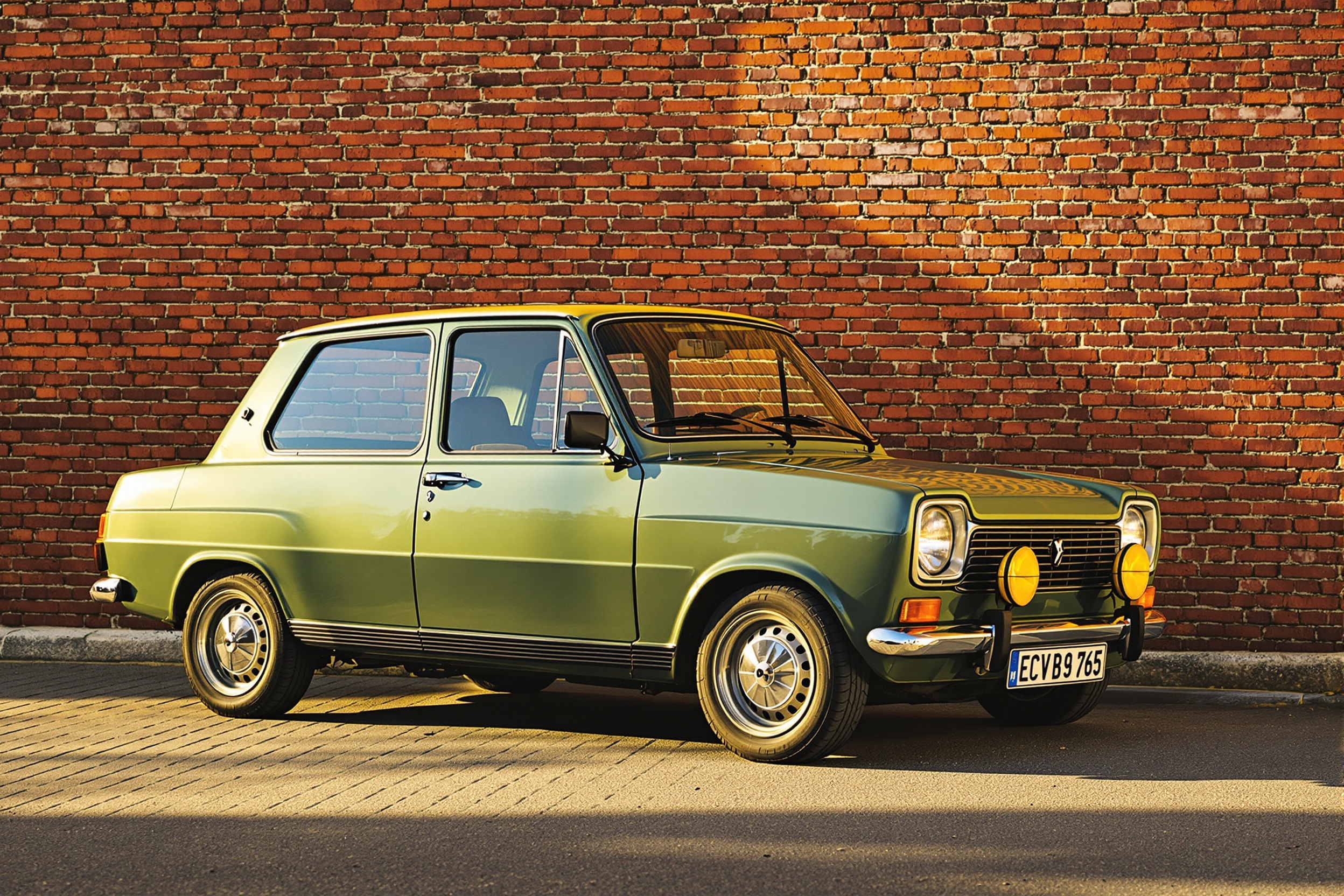 Renault 14 restaurée devant mur de briques ambiance rétro
