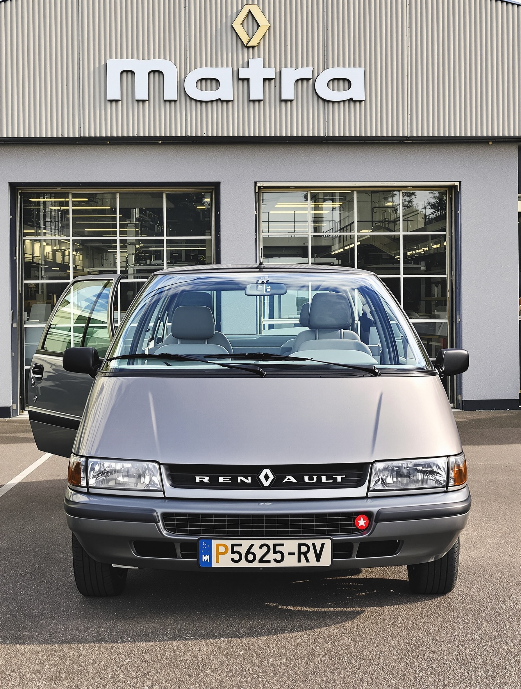 Renault Espace 1 devant usine Matra années 80
