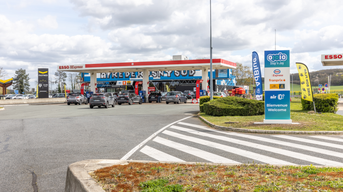 Station-service bien éclairée : un critère rassurant quand les journées raccourcissent
