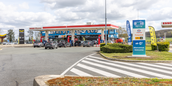 Station-service bien éclairée : un critère rassurant quand les journées raccourcissent Station-service bien éclairée : un critère rassurant quand les journées raccourcissent