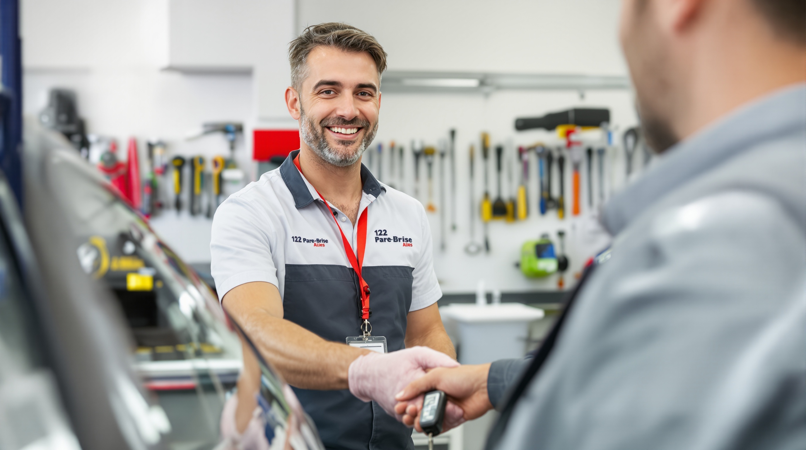 Remise du véhicule propre et client satisfait chez 123 Pare-Brise Alès