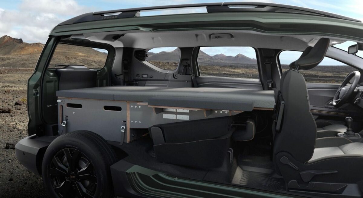 Un van aménagé concurrent direct du Dacia Sandman, présenté en détail.