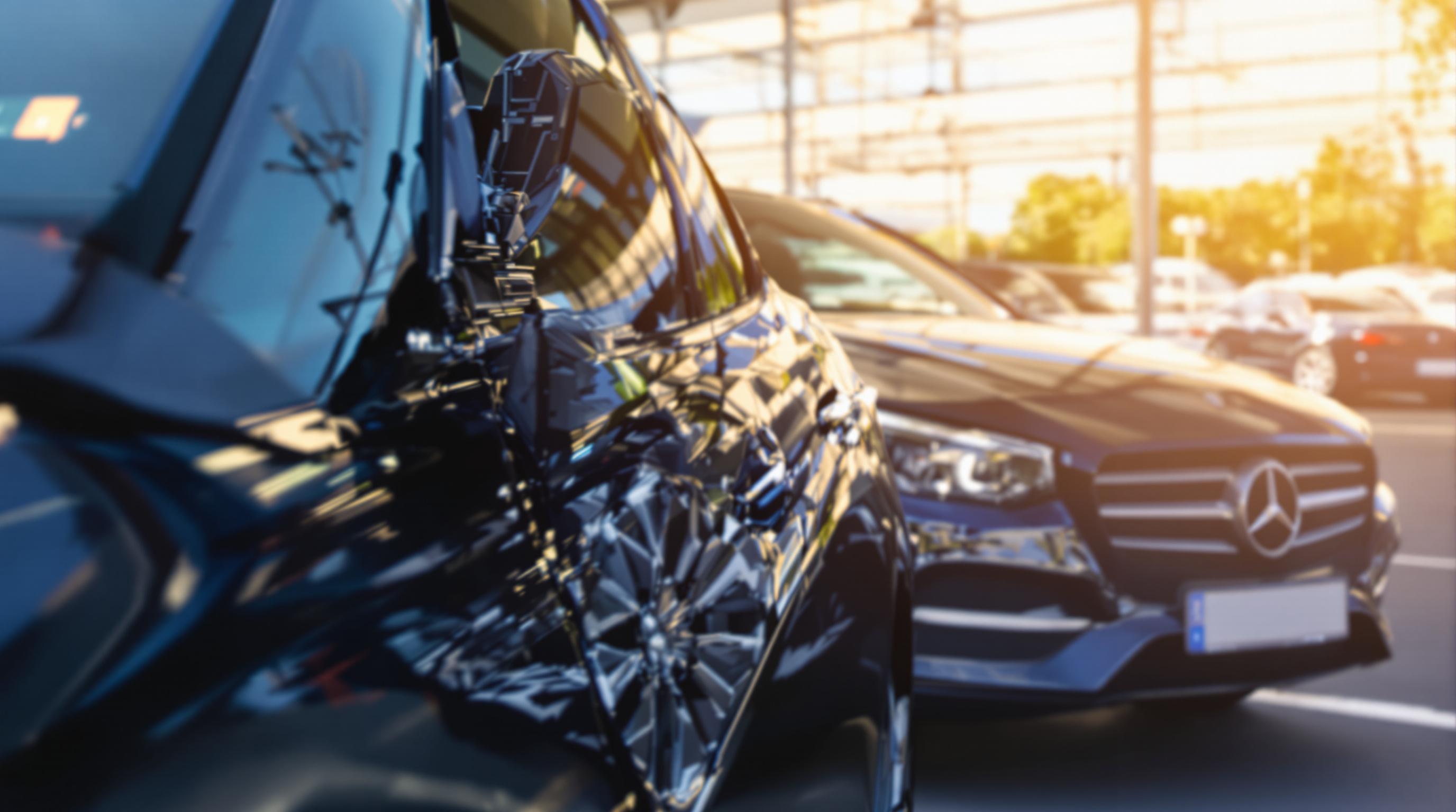 Voiture de fonction dans un parking avec fiche de paie et documents fiscaux