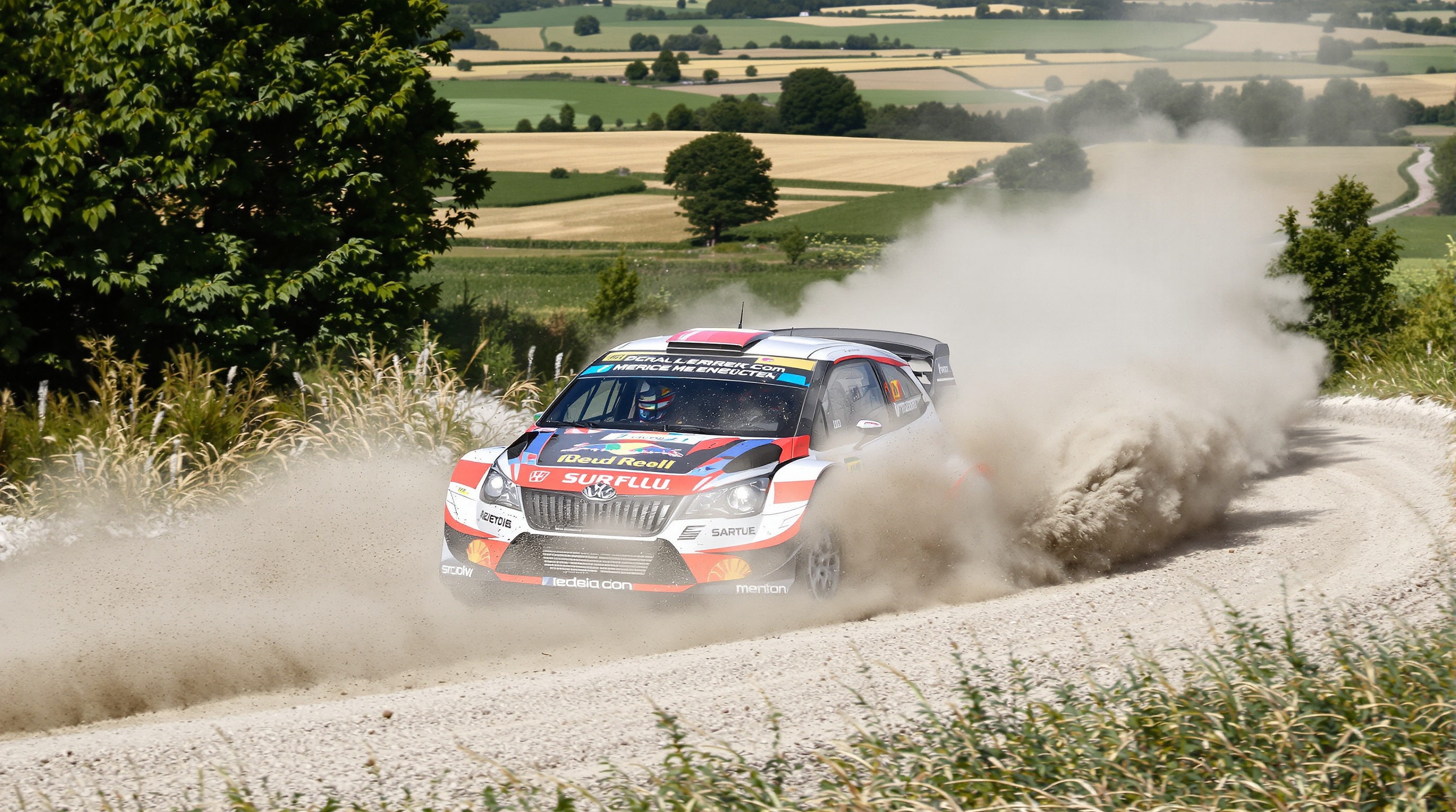 Image dynamique d'une voiture de rallye en action sur une spéciale, capturant la vitesse et la détermination des pilotes.