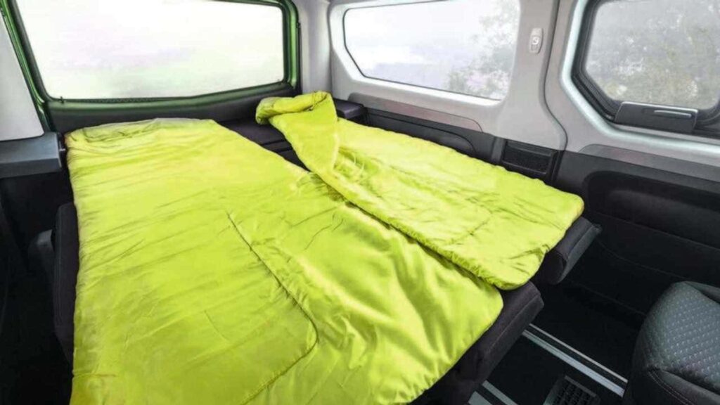 Vue intérieure aménagée du Dacia Sandman 4x4