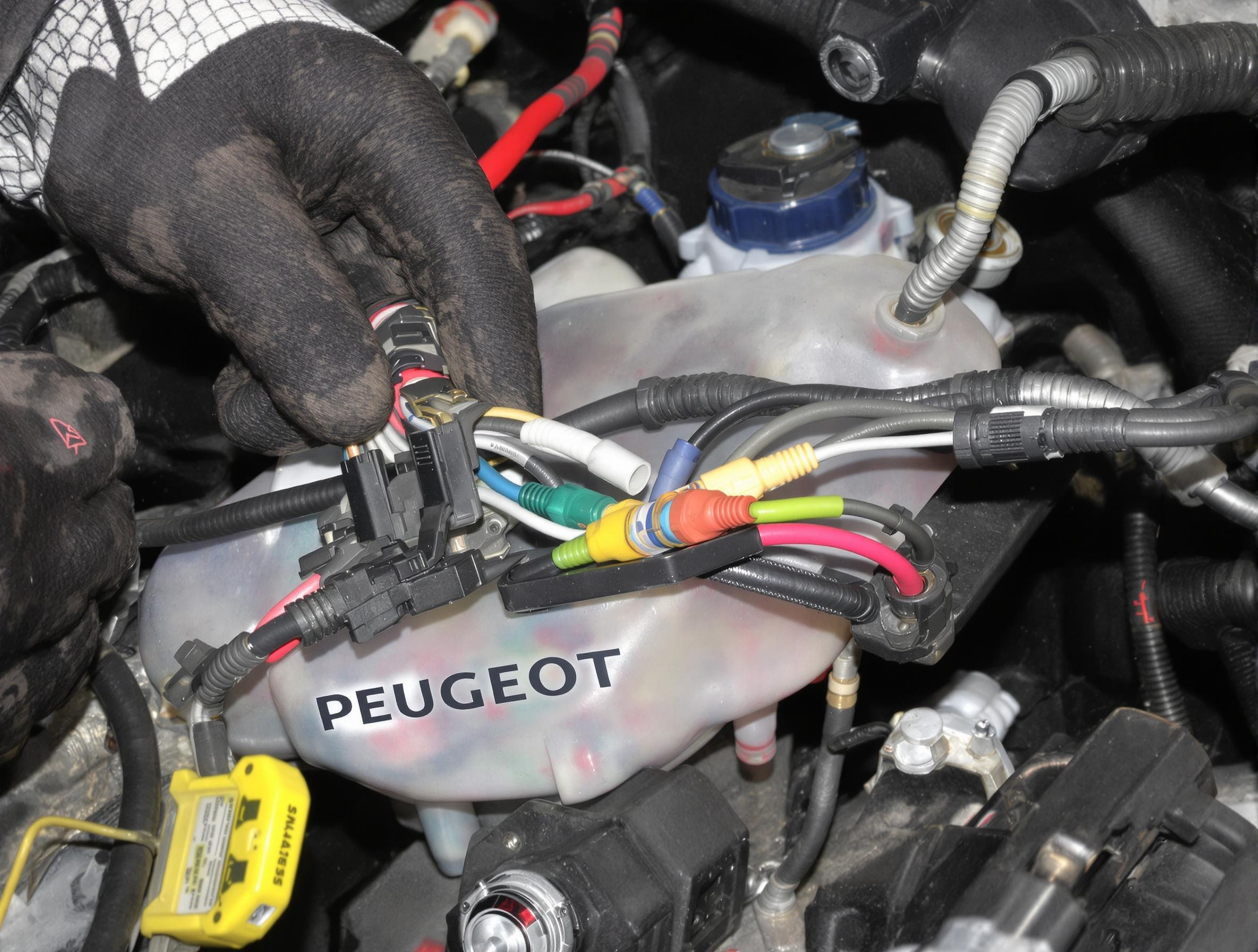 reconnectique tuyaux faisceaux reservoir additif FAP Peugeot mains gantées connecteurs colorés